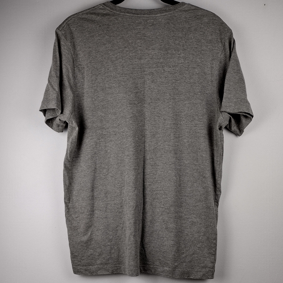 Like New! Levi's Men's Gray V-Neck Tee - Picture 2 of 4